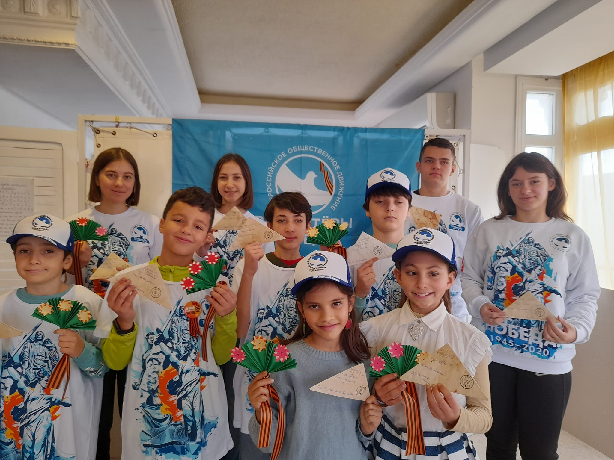 Юные волонтёры победы Туниса участвуют в международном конкурсе «Подари открытку ветерану»